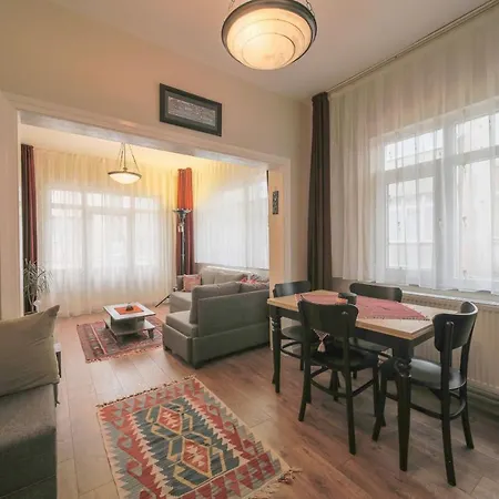 Stylish & Comfy In The Center Apartment